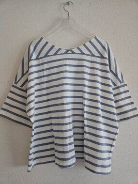 Newer Back V-Neck Border Pullover